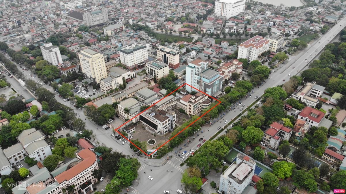Abandoned office on the most beautiful avenue in Thanh Hoa 0