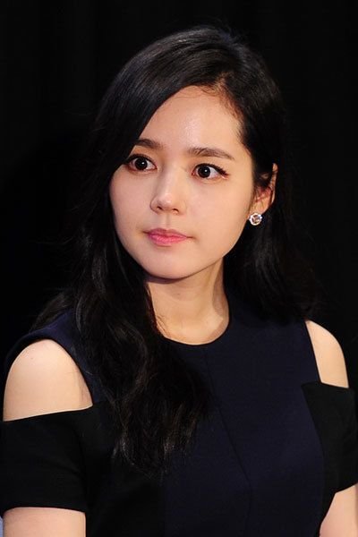 Han Ga In shows off her bright dove eyes in Ho Chi Minh City 0