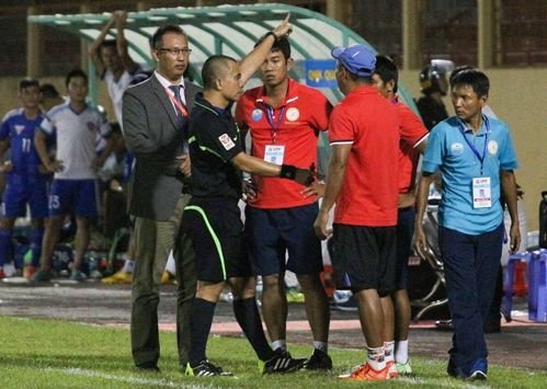 Khanh Hoa team coach: 'Some referees are killing the V-League' 6