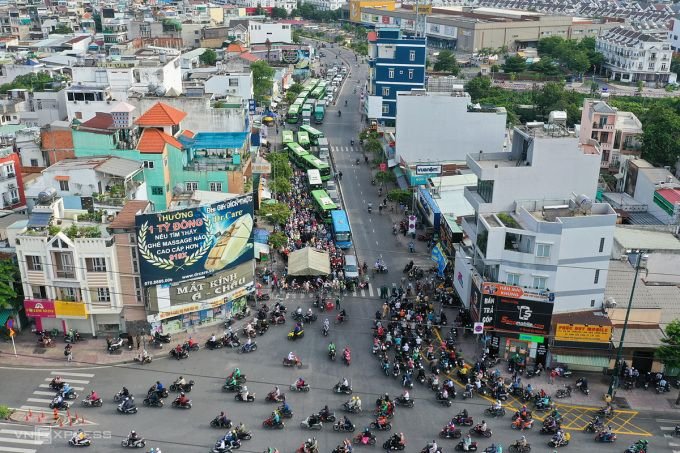 More than 450,000 people in Ho Chi Minh City and 216 people in Hanoi are involved in Covid-19 cases