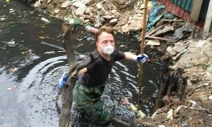 Foreigners pick up trash at Ghenh Da Dia, Vietnamese tourists film 15