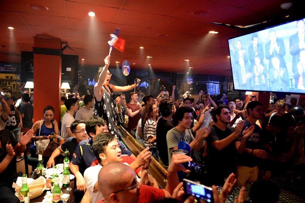 French fans sobbed at the Euro 2016 final in Hanoi 0