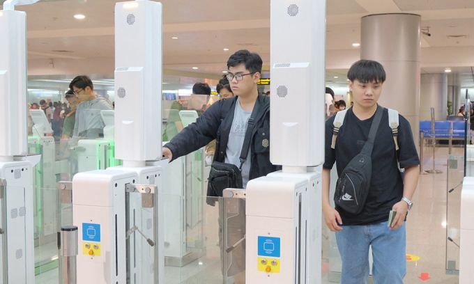 'Passengers reduce entry and exit time with automatic control gates' 5